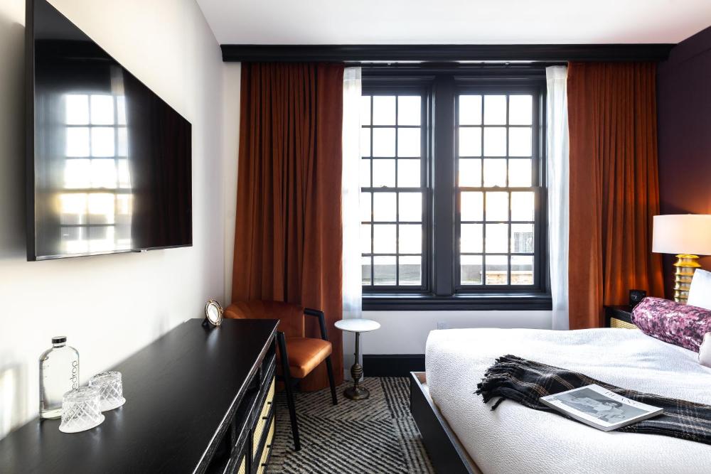 Superior Queen Room interior